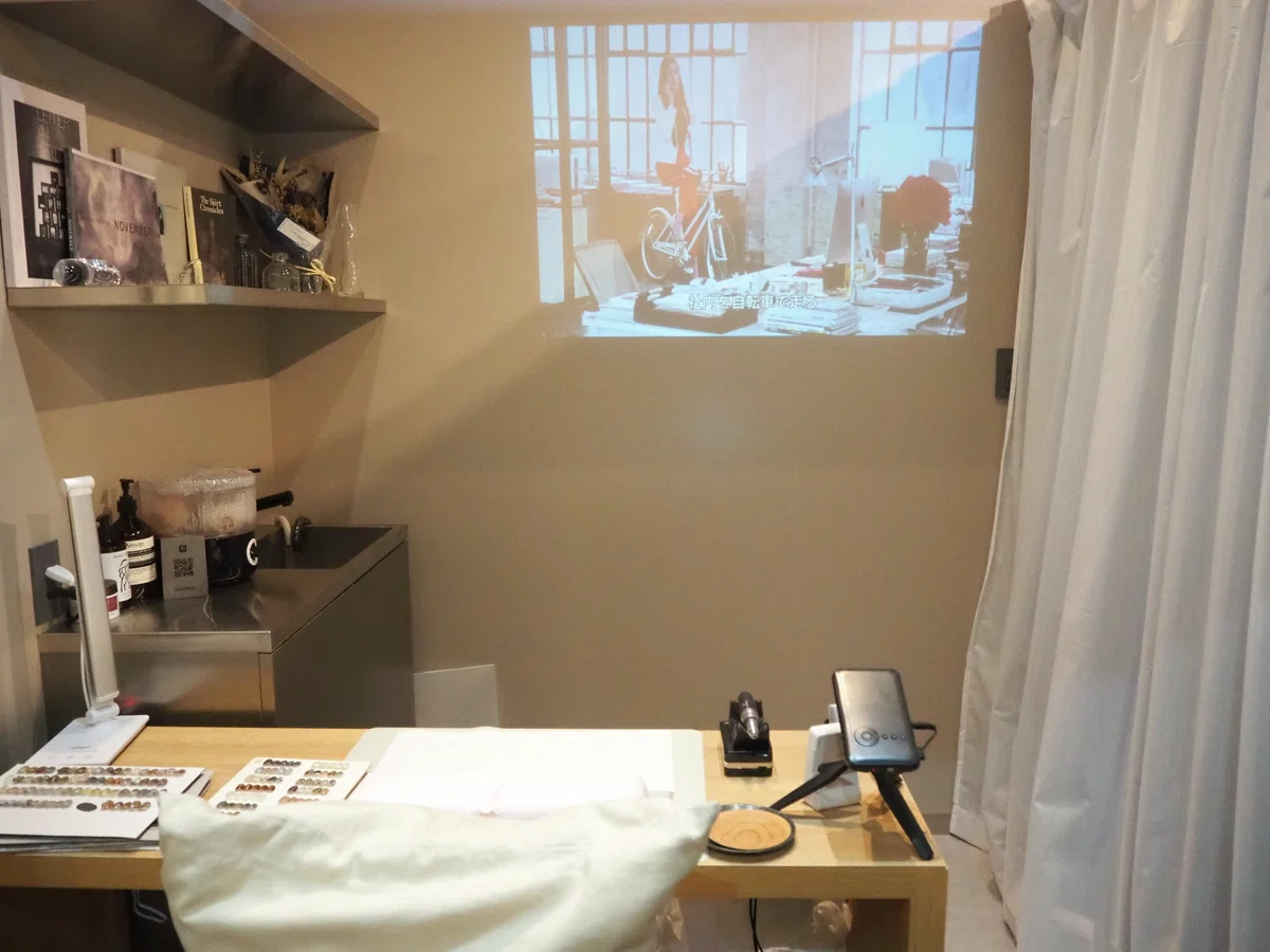 プロジェクターを設置し、お客さまにくつろいでもらえる空間を